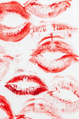 Beyaz kağıda kırmızı dudakların izi, öpücük arkaplanı