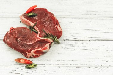 Bir parça kaliteli et, ahşap bir masada biberli çizgili biftek.