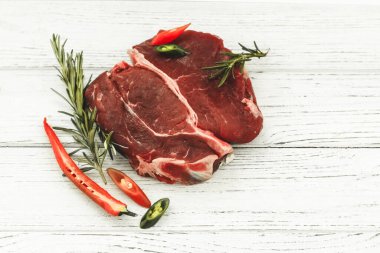 Bir parça kaliteli et, ahşap bir masada biberli çizgili biftek.