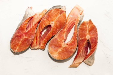 Kırmızı nehir alabalığı bifteği, ev yapımı.