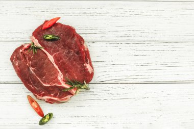 Bir parça kaliteli et, ahşap bir masada biberli çizgili biftek.