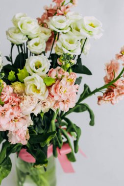 Bir buket östoma beyaz ve pembe çiçekler.