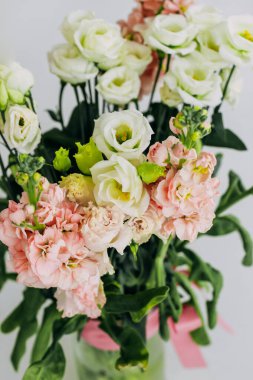 Bir buket östoma beyaz ve pembe çiçekler.
