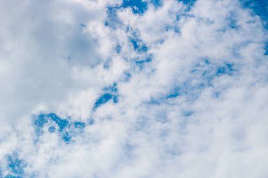 Bulutlu, arkaplanlı mavi gökyüzünün dokusu
