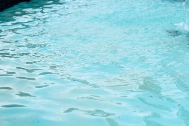 Çeşmedeki mavi suyun dokusu