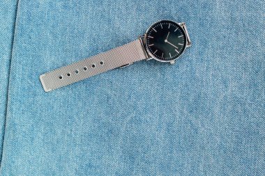 Kot kumaşında mücevher olan saat