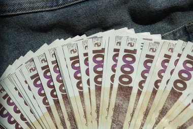 Cebinde kot pantolon olan 1000 Ukrayna hrivniası banknotu