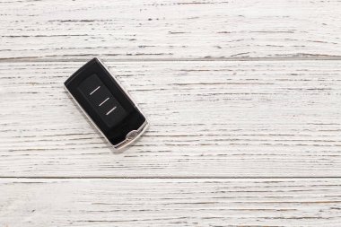 Araba anahtarları, tahta arka planda uzaktan kumanda.