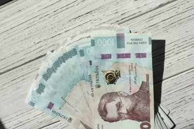 Tahta bir arka planda 1000 Ukrayna Hrivniası banknotu