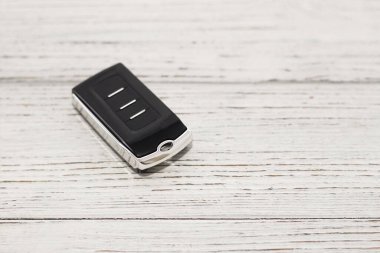 Araba anahtarları, tahta arka planda uzaktan kumanda.