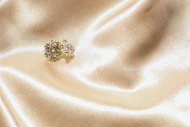 Altından ipek kumaş üzerine altın küpe süslemesi ve metin için boşluk