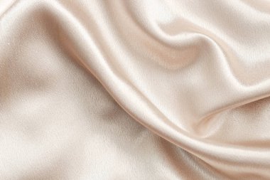 Şatafatlı, pürüzsüz kumaş zarif bir şekilde ışık altında parıldıyor..