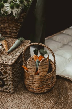 El yapımı bir sepet çeşitli kumaş sebzeler barındırır ve sıcak, davetkar bir yere tuhaf bir dokunuş katar..