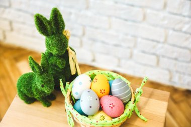 Dekoratif tavşanlar ve canlı Paskalya yumurtaları bahar dekorunda neşeli bir atmosfer yaratır..