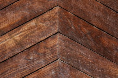 Ringa kemiği desenine sahip ahşap zemin döşemesi, zengin doku ve tonları vurguluyor..