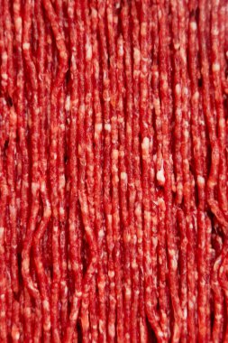 Canlı kırmızı iplikler, liflerin detaylarını çarpıcı bir şekilde gösteren büyüleyici bir dokuyu ortaya çıkarmak için sıkı bir şekilde düzenlenmiştir..
