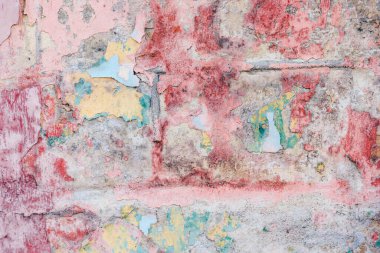 Yıpranmış bir duvar kaplamasının yakın çekimi canlı renklerde soyulmuş boya kentsel değişim ve sanatsal ifadeyi yansıtıyor..