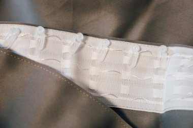 Yumuşak kumaş, yatak takımı için fonksiyonel bir tasarım öğesi gösteren temiz klipleri olan beyaz bir eklenti şeridi içerir.