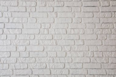 Beyaz desenli tuğla duvar mekanı parlatıyor. Dekor tarzına uygun modern bir dokunuş ekliyor..