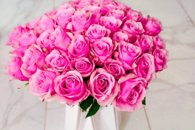 Canlı pembe güllerle dolu çarpıcı bir buket tazeliklerini ve zarafetlerini kutlamaya ya da hediye vermeye uygundur..