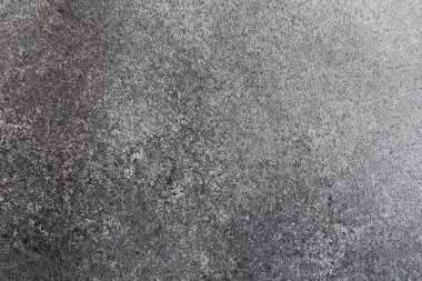 İnce varyasyonlar ve karmaşık detaylarla dokulu gri bir yüzeye yakın çekim yapmak görsel olarak ilgi çekici bir etki yaratır..