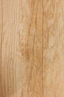 Çeşitli tasarım projeleri için uygun karmaşık tahıl desenleri ve doğal dokuları gösteren açık ahşap yüzeyin yakın görüntüsü.