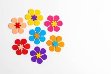 Yaratıcı projeler veya dekorasyon için mükemmel beyaz bir zemin üzerinde sekiz renkli çiçekten oluşan canlı bir set..