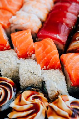 Canlı bir suşi çeşidi. Taze balık pilavı ve sosla güzel bir şekilde sergileniyor. Farklı türlerde somon balığı ve rulo.