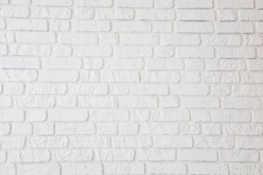 Temiz, desenli beyaz tuğla bir duvar, iç tasarım veya fotoğraf projeleri için mükemmel minimalist bir estetik sunar..