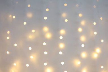 Yumuşak altın ışıklar, tarafsız bir arkaplanda parıldar. Toplantılar için sıcak ve davetkar bir atmosfer yaratır..