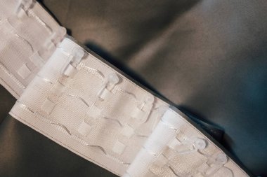 Koyu renk perde arkaplanındaki düzgün düzenlenmiş bağlayıcılar, el işi veya giysi montajı için kolaylık sağlar.