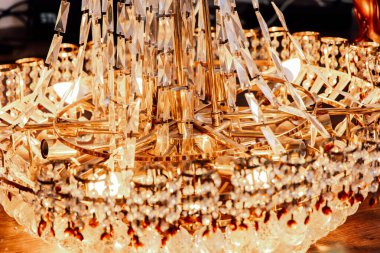 Parlak ve pırıl pırıl avize ve kristal prizmalar, yüksek kaliteli bir iç döşeme ışığının atmosferini arttırır..