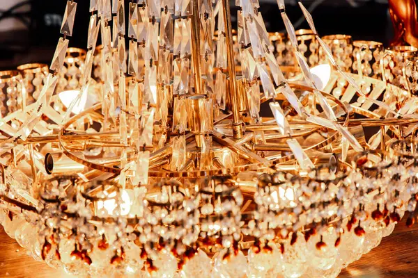 Parlak ve pırıl pırıl avize ve kristal prizmalar, yüksek kaliteli bir iç döşeme ışığının atmosferini arttırır..