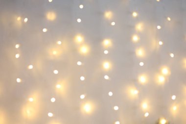 Yumuşak, sıcak peri ışıkları rüya gibi bir ev ortamını aydınlatır. Geceleri rahatlamak için mükemmel bir ortam yaratır..