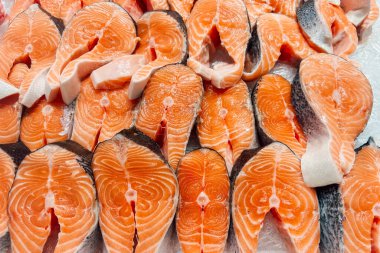 Parlak renkli somon filetoları yerel bir markette satılığa çıkarılır. Müşteriler burada taze deniz ürünleri bulabilirler..