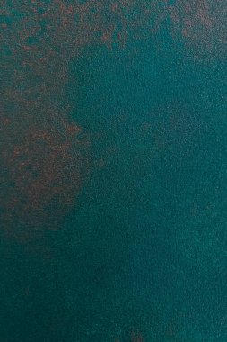 Doğal ışık ve doku varyasyonları tarafından oluşturulan nüansların ve derinliğin sergilendiği bir deniz mavisi yüzeyinin ayrıntılı bir görüntüsü.