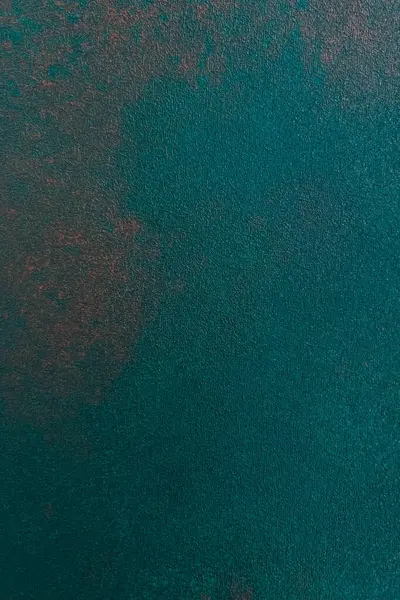 Doğal ışık ve doku varyasyonları tarafından oluşturulan nüansların ve derinliğin sergilendiği bir deniz mavisi yüzeyinin ayrıntılı bir görüntüsü.