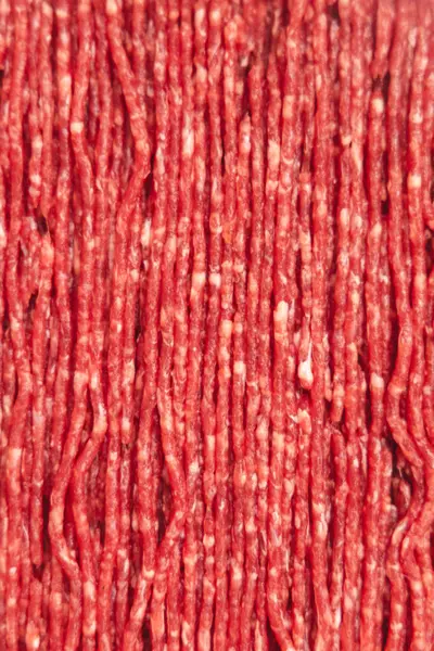 Kıyma bir kasapta sergileniyor ince iplikler ve taze ve kaliteli olduğunu vurgulayan kırmızı bir renk sergileniyor..