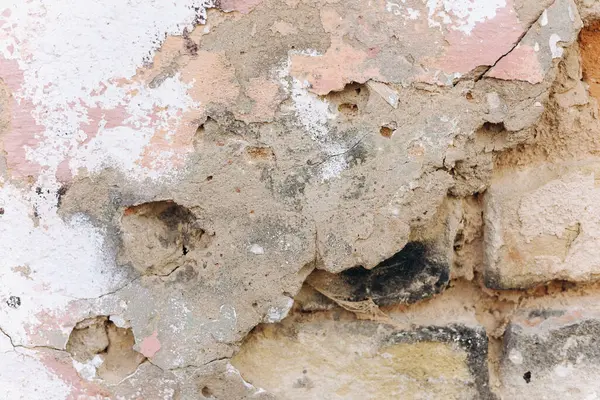 Duvarda açık tuğla ve toprak parçalarının soyulmasıyla önemli hasarlar var. Bu zaman içinde yaşını ve ihmalini gösterir.