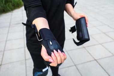 El hareketine yardımcı olmak ve rehabilitasyonu geliştirmek için tasarlanmış giyilebilir bir cihaz..
