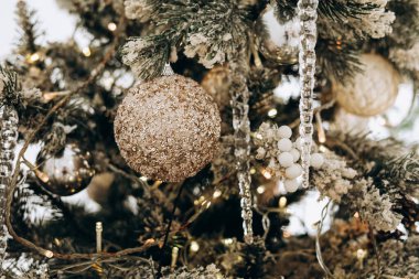 Çok güzel süslenmiş bir Noel ağacında ışıldayan süsler ve parıldayan ışıklar tatil sezonu için mükemmel bir atmosfer oluşturur..