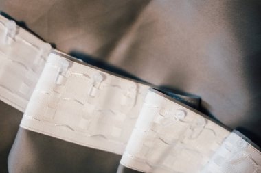 Örgü desenli beyaz kumaşı kapatın ve tarafsız bir zemine dikin. Dokuları ve detayları vurgula.