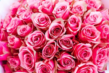 Bu düzenleme, kutlamalar ve hediyeler için muhteşem bir görüntü yaratmak için mükemmel bir şekilde gruplanmış sayısız pembe gülü içerir..