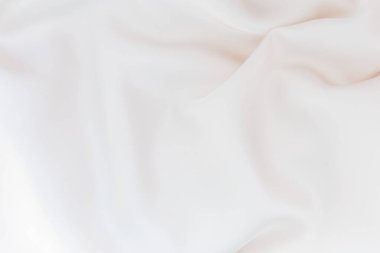 Kumaşın pürüzsüz bir dokusu var ve zarif bir şekilde örtülmüş. Parlak doğal ışık ortamında sakinleştirici bir ortam sunuyor..