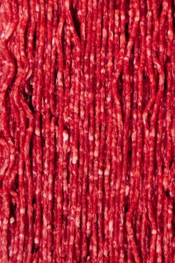 Parlak kırmızı kıyma, taze dokusunu ve kalitesini sergileyen bir pazar vitrininde sergileniyor..