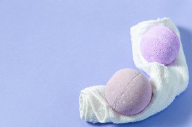 Yumuşak bir havlunun üzerinde dinlenen iki lavanta banyosu rahatlatıcı bir atmosfer yaratıyor. Kişisel bakım anları için ideal..