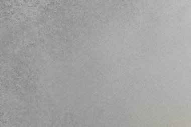 Gri bir yüzey ince tonlama ve ince taneciklerle pürüzsüz bir doku gösterir. Doğal ışık ayrıntıları ve derinliği arttırır.