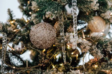 Çok güzel süslenmiş Noel ağacı parıldayan süsler ışıklar ve zarif dekorasyonlar ile neşeli bir atmosfer yaratıyor..