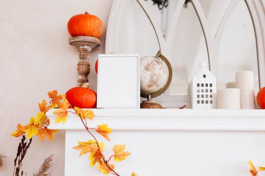 Mutfak tezgahında fotoğraf bekleyen metin için boş bir çerçeve var. Balkabağı ve dekoratif kaşıkların yanında sıcak bir sonbahar dokunuşu eklenir. Sıcak ve davetkar bir atmosfer yaratır..