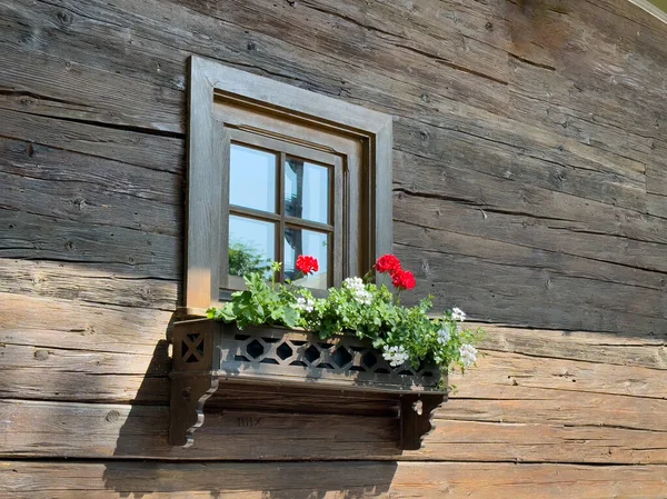 Fenster Mit Blumen Einer Bayerischen Hauswand Sommer — Stockfoto